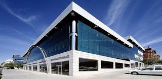 Edificio de oficinas y locales comerciales