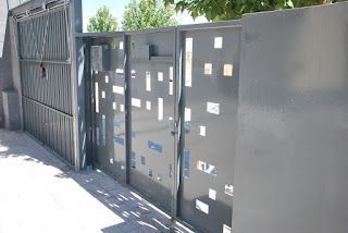 Construcción de puerta en vivienda unifamiliar