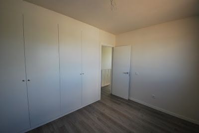 Habitación con armarios blancos