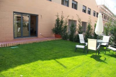 Parcela con jardín