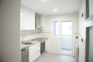Combinar colores de cocina y decorar con colores blancos